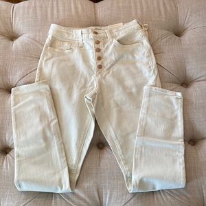 Universal Threads skinny jeans. Size 4/27Regular. Cream color, tags still on.